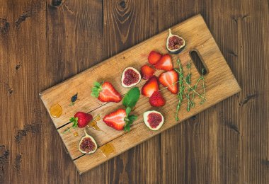 Taze çilek, incir, nane yaprağı, kekik ve bal damla ob 