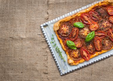 Bir gümüş tepsi üzerinde çul surfa rustik domates sonbahar pasta