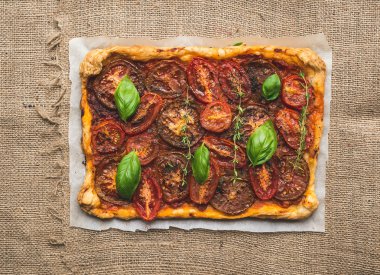 Bir gümüş tepsi üzerinde çul surfa rustik domates sonbahar pasta