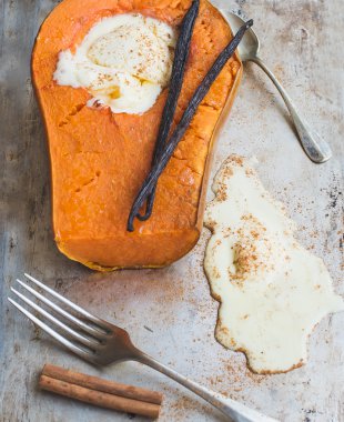 Vanilyalı dondurma, vanilyalı s bir kepçe ile kabak yarım sırt