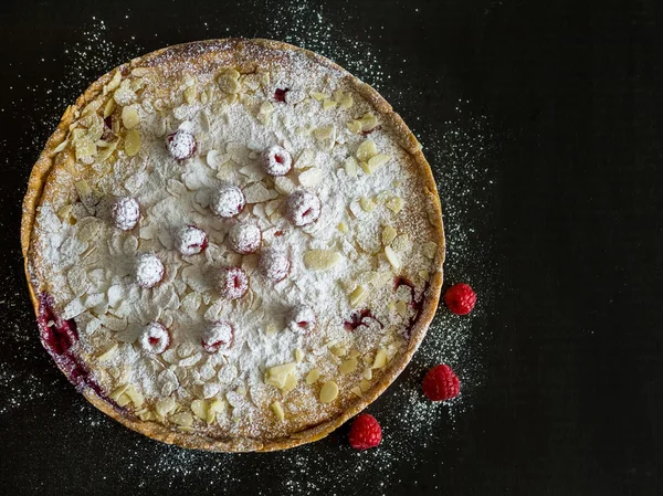 Framboesa e torta de mascarpone em um fundo preto — Fotografia de Stock