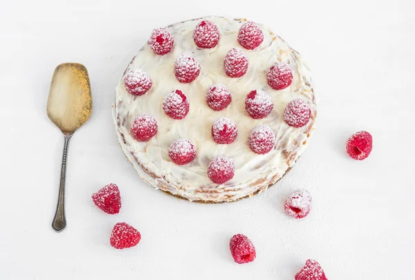 Tarta de frambuesa en un escritorio blanco — Foto de Stock