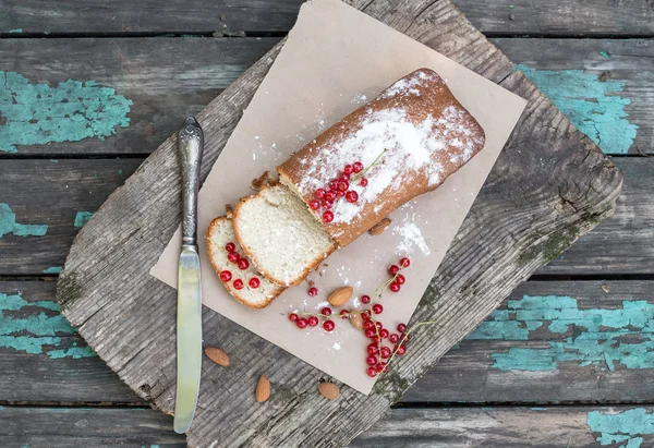 Gâteau aux fruits avec groseille rouge et amande sur une table de jardin — Photo