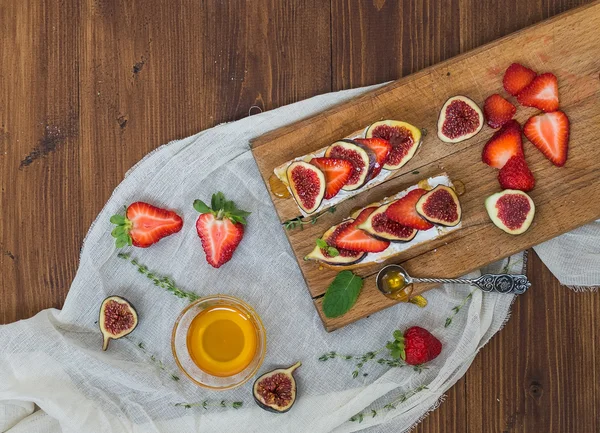Fig and strawberry goat cheese sandwiches with honey — Stock Photo, Image