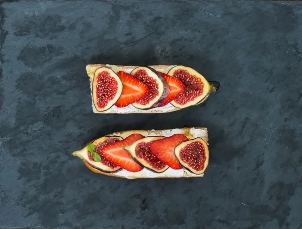 여 보와 무화과 딸기 염소 치즈 샌드위치 — 스톡 사진