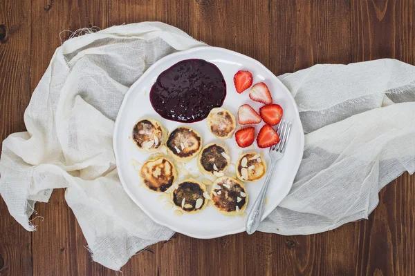 Cottage cheese pancakes with almond, strawberry and raw black cu — Stock Photo, Image