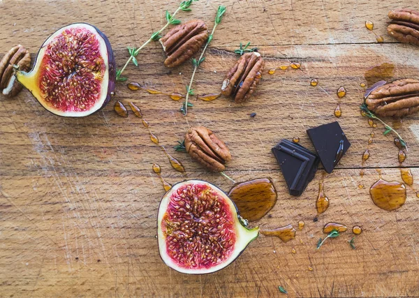 Mezzo fico con pezzi di cioccolato e miele — Foto Stock