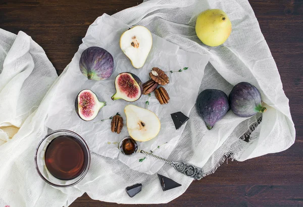 Figues fraîches, chocolat, poires et noix de pécan au miel sur un bois — Photo