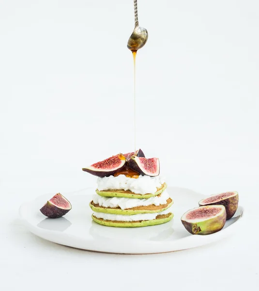 Kostnego naleśniki z świeżych fig, miodu i miękki ser — Zdjęcie stockowe
