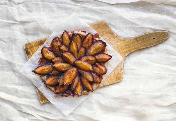 Pflaumenkuchen auf einem Holzbrett — Stockfoto