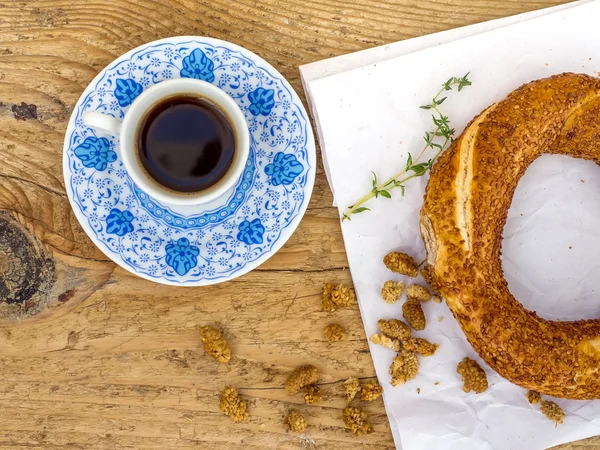 Una taza de café turco y un bagel de sésamo —  Fotos de Stock