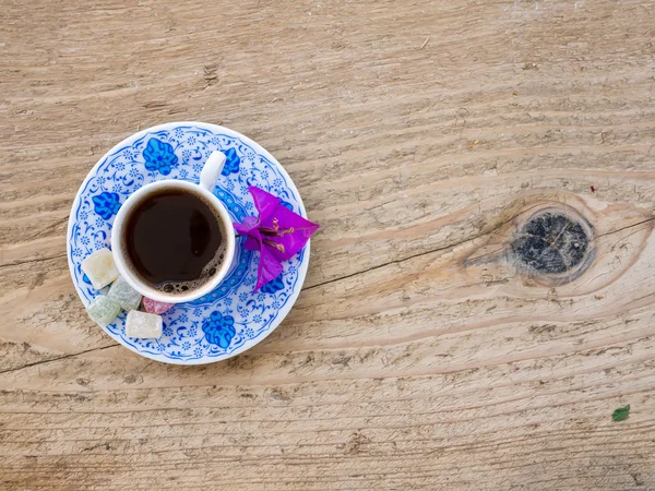 Una taza de café turco con dulces y especias en una surfa de madera —  Fotos de Stock