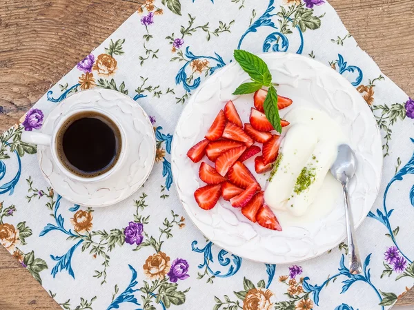 Goat milk ice-cream with pistachio and strawberry — Stock Photo, Image