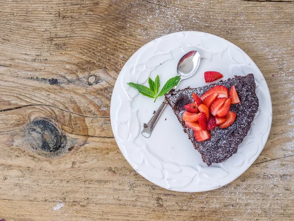 Un pezzo di torta al cioccolato con fragola fresca — Foto Stock