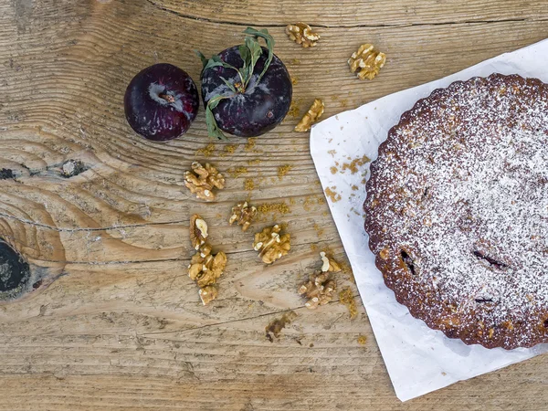 Torta di prugne con prugne fresche e noci — Foto Stock