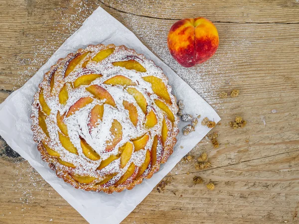 Pfirsichkuchen auf einem Holztisch — Stockfoto