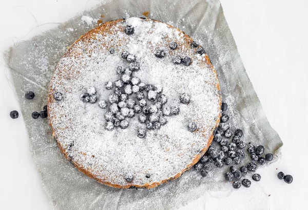 Tarte aux myrtilles sur une surface blanche — Photo