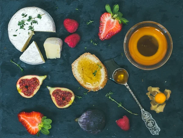 Cheese, fresh strawberries, figs, raspberries, ground cherry, th — Stock Photo, Image