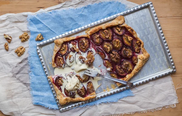 Rustic plum pie with walnuts and vanilla ice-cream — Stock Photo, Image