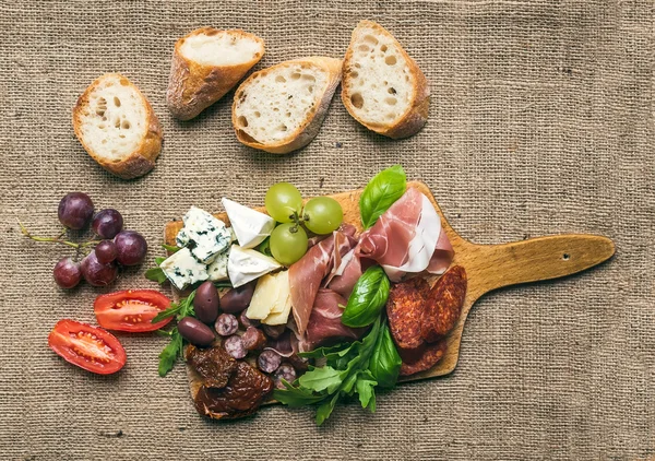 Cheese and meat platter with fresh grapes, cherry-tomatoes, oliv — Stock Photo, Image