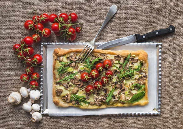 Rustieke vierkant mushroom pizza met verse rucola en kersen-tomat — Stockfoto