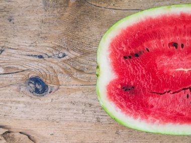 Olgun karpuz yarısı