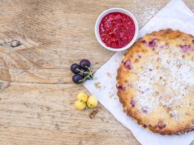 Ahşap bir masa üzerine Rusberry cheesecake