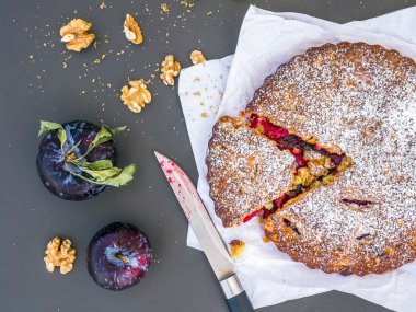 Kuru üzümlü kek ile ceviz beyaz kağıt üzerinde siyah bir arka plan üzerinde