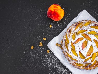 Bir kara günü kağıt parçası üzerine pudra şekeri ile şeftali pasta