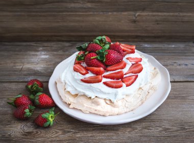 Rustik Pavlova kek taze çilek ve çırpılmış krem ov