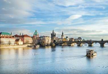 Beyaz Kuğu f, Charles Köprüsü ve Wenceslas üzerinden görünüm