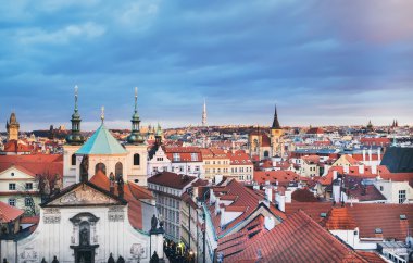 Prag, C Stare Mesto bölgesinin kırmızı çatılar üzerinden görünüm
