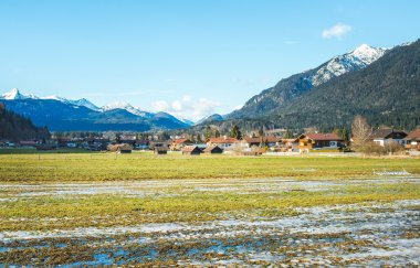 Garmisch-Partenkirchen için yakınındaki Bavyera Alpleri'nde Yeşil Vadi