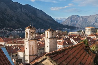 Körfezi Kotor, Karadağ, iki kule ve t üzerinden görünüm