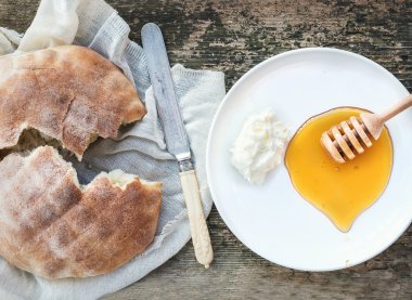Tradirional Balkan Kahvaltı Seti: kaymak (tereyağı krema), flatbre