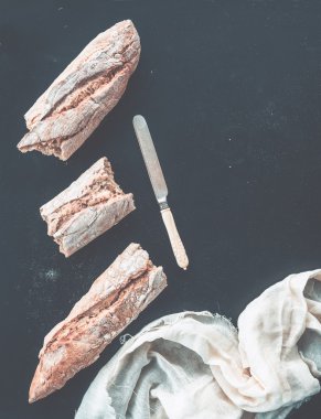 Kırık parçaları, beyaz mutfak havlusu ve vint baget Fransız