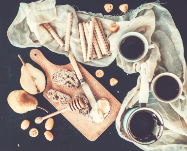 Kahvaltı - kahve molası küme. A pot - cezve - kahve, iki bardak 