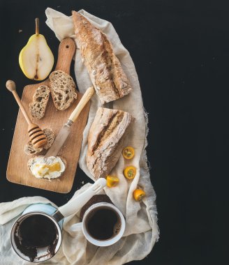 Odaya Servis Kahvaltı Seti: kahve bir tencere (cezve), bir bardakta bir mutfak havlusu