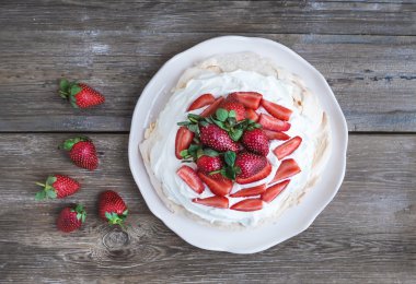 Rustik Pavlova kek taze çilek ve çırpılmış krem ov