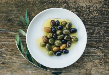 Akdeniz zeytin zeytinyağı ol bir dalı ile bir tabak