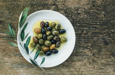 Akdeniz zeytin zeytinyağı ol bir dalı ile bir tabak