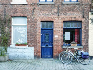 Eski ortaçağ kırmızı tuğla hou entance Bisiklet park