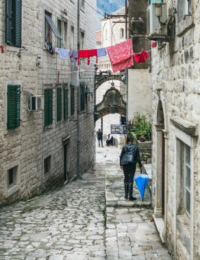 Kotor, Karadağ, Balkanlar, 24.01.2015. T döşeli dar sokak