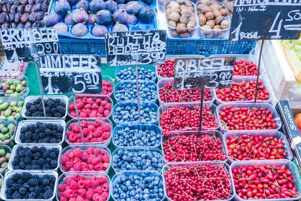 Свежие ягоды и фрукты на рынке киоска — стоковое фото