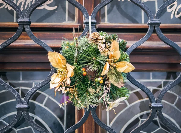 De kroon van Kerstmis op een venster bar — Stockfoto