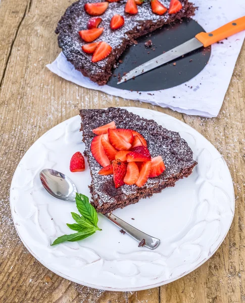 新鲜草莓与巧克力蛋糕 — 图库照片