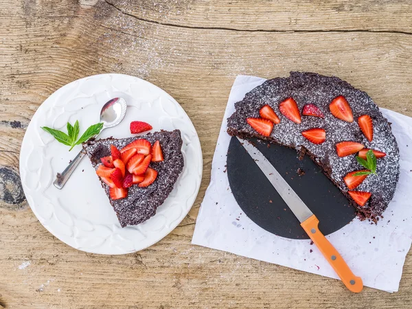新鲜草莓与巧克力蛋糕 — 图库照片