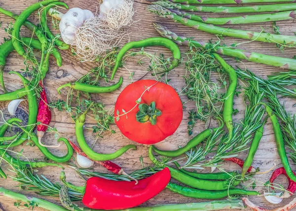 Mediterranean vegetable set consisting of garlic, tomato, fresh — Stock Photo, Image