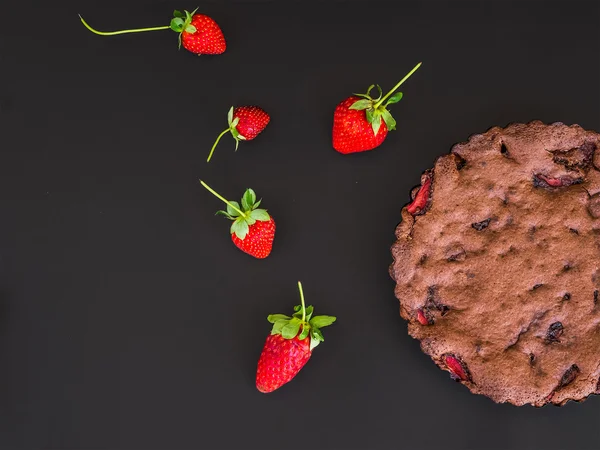 Schokoladen-Erdbeerkuchen mit frischen Erdbeeren auf schwarz — Stockfoto