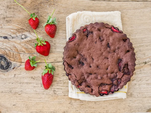 Gâteau aux fraises au chocolat avec des fraises fraîches sur une cuisine — Photo